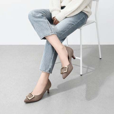 2025AW：ポインテッドトゥ バックル パンプス（m55224）グレージュS/mamian（マミアン）